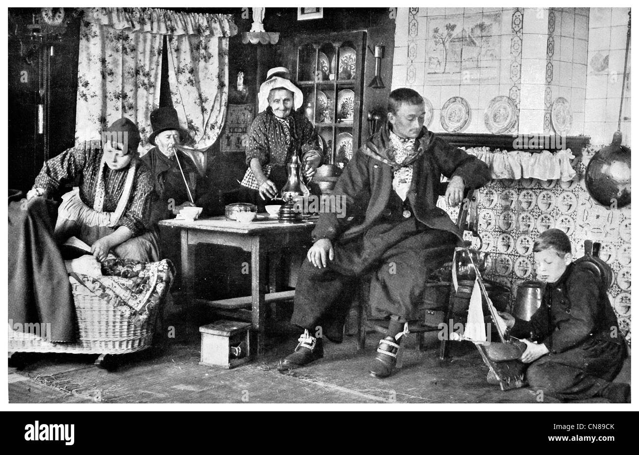 Pubblicato per la prima volta 1915 interior casa olandese Foto Stock