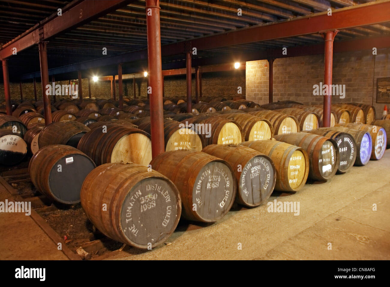 Regno Unito, Scozia, altopiani, Tomatin 's distillery, cantina Foto Stock