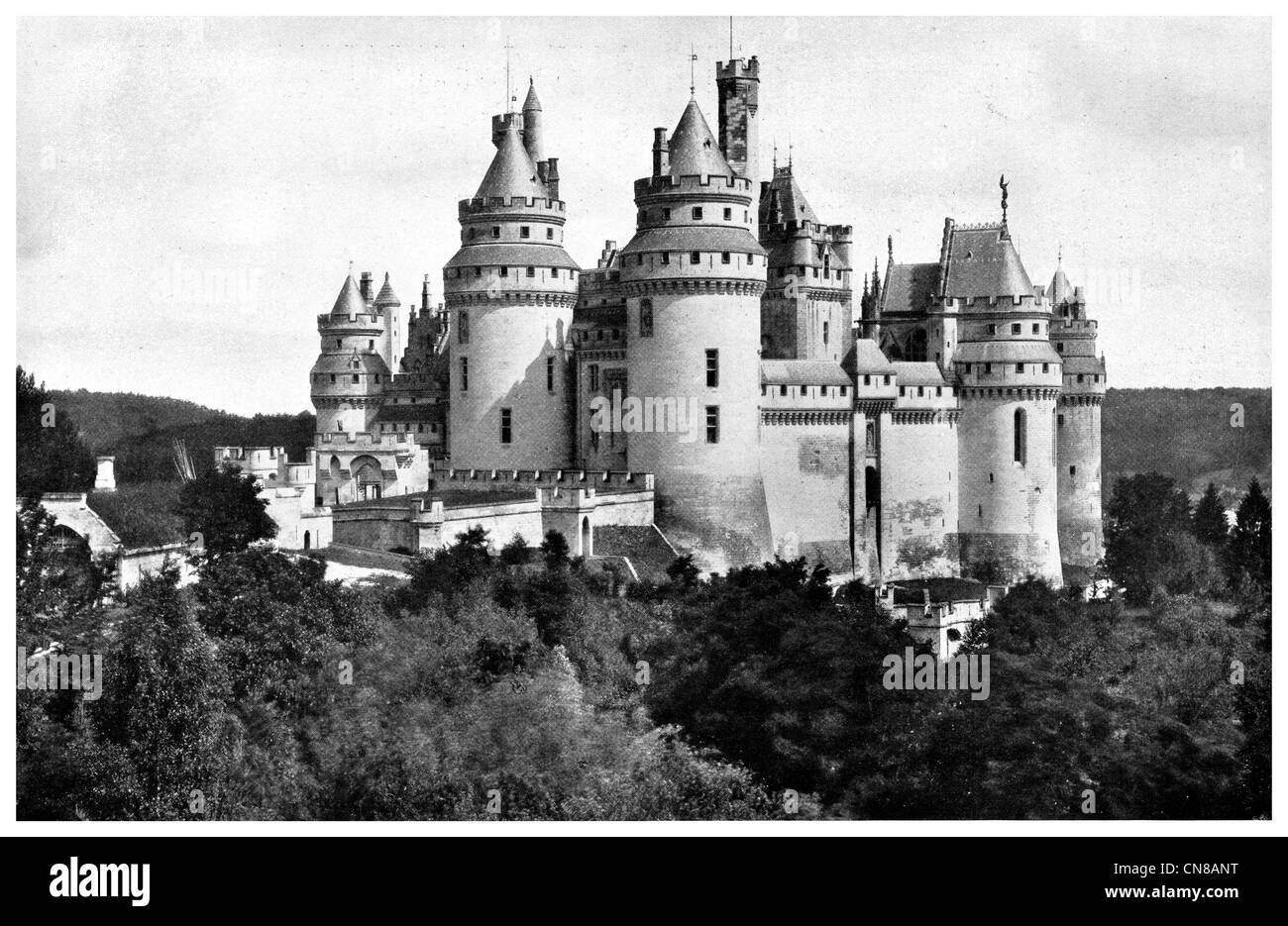 Pubblicato per la prima volta 1915 Pierrefonds Chateaux Ile De France vicino a Compiegne Francia Foto Stock