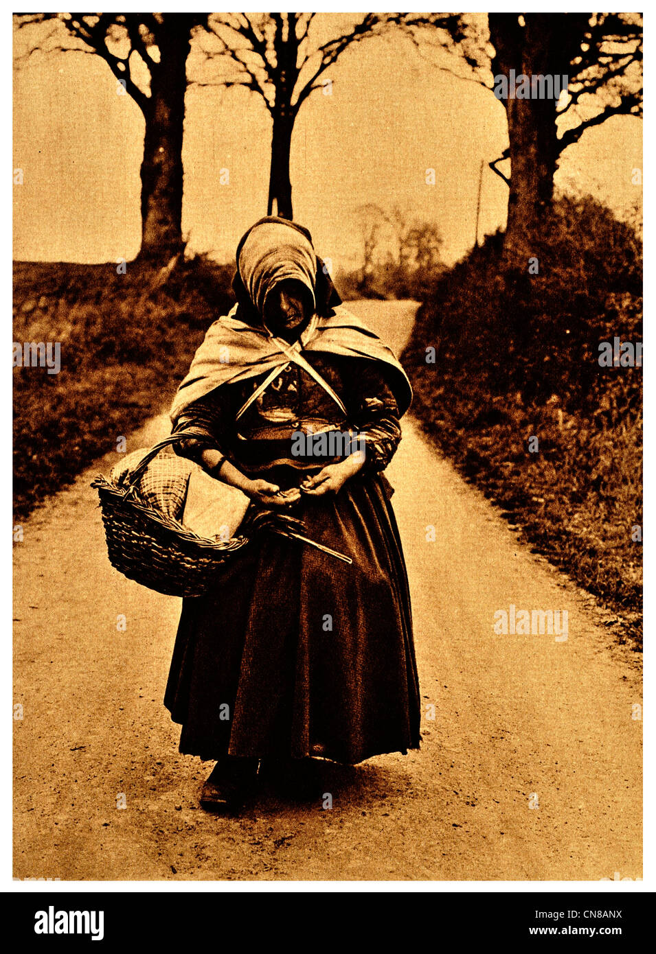 Pubblicato per la prima volta 1915 Ritorno dal mercato Worcester Inghilterra povera signora Foto Stock