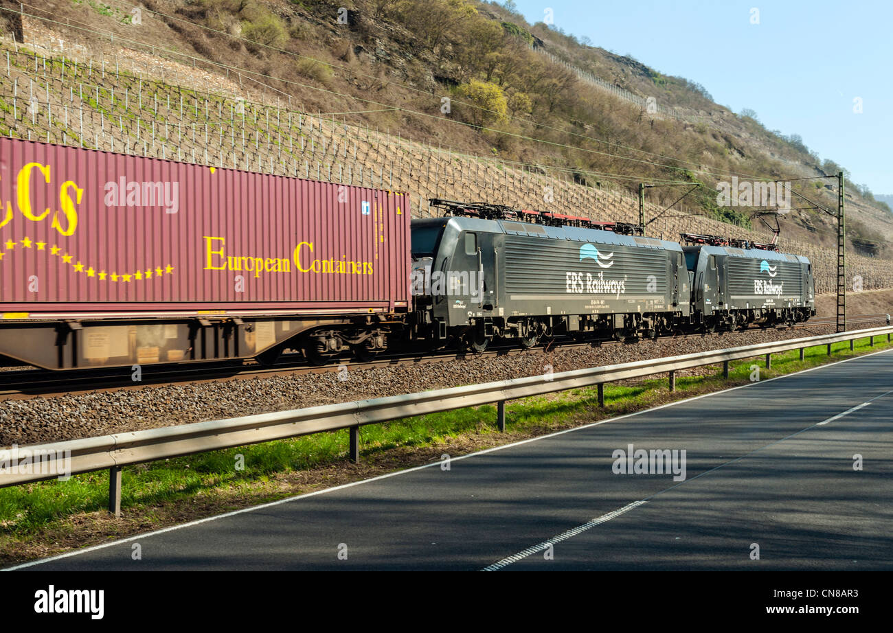 Treno merci vicino a Boppard nell'UNESCO elencati "Valle del Reno superiore e centrale', Renania Palatinato, Germania. Foto Stock
