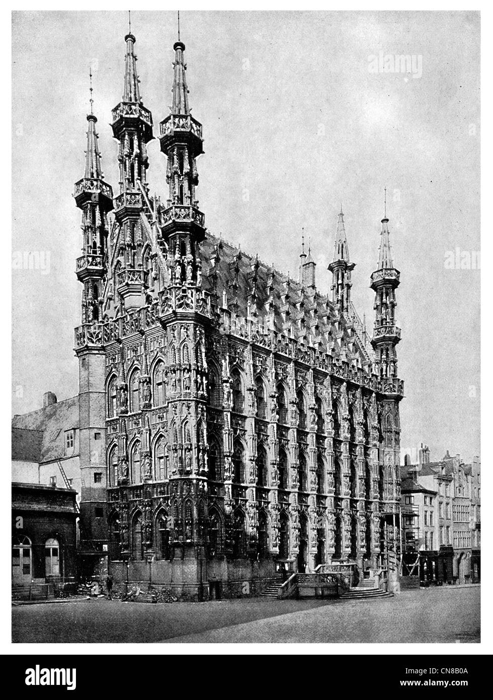 Pubblicato per la prima volta 1914 Hotel De Ville Town Hall a Lovanio, Belgio Gothic prima della sua distruzione nel 1914 Foto Stock