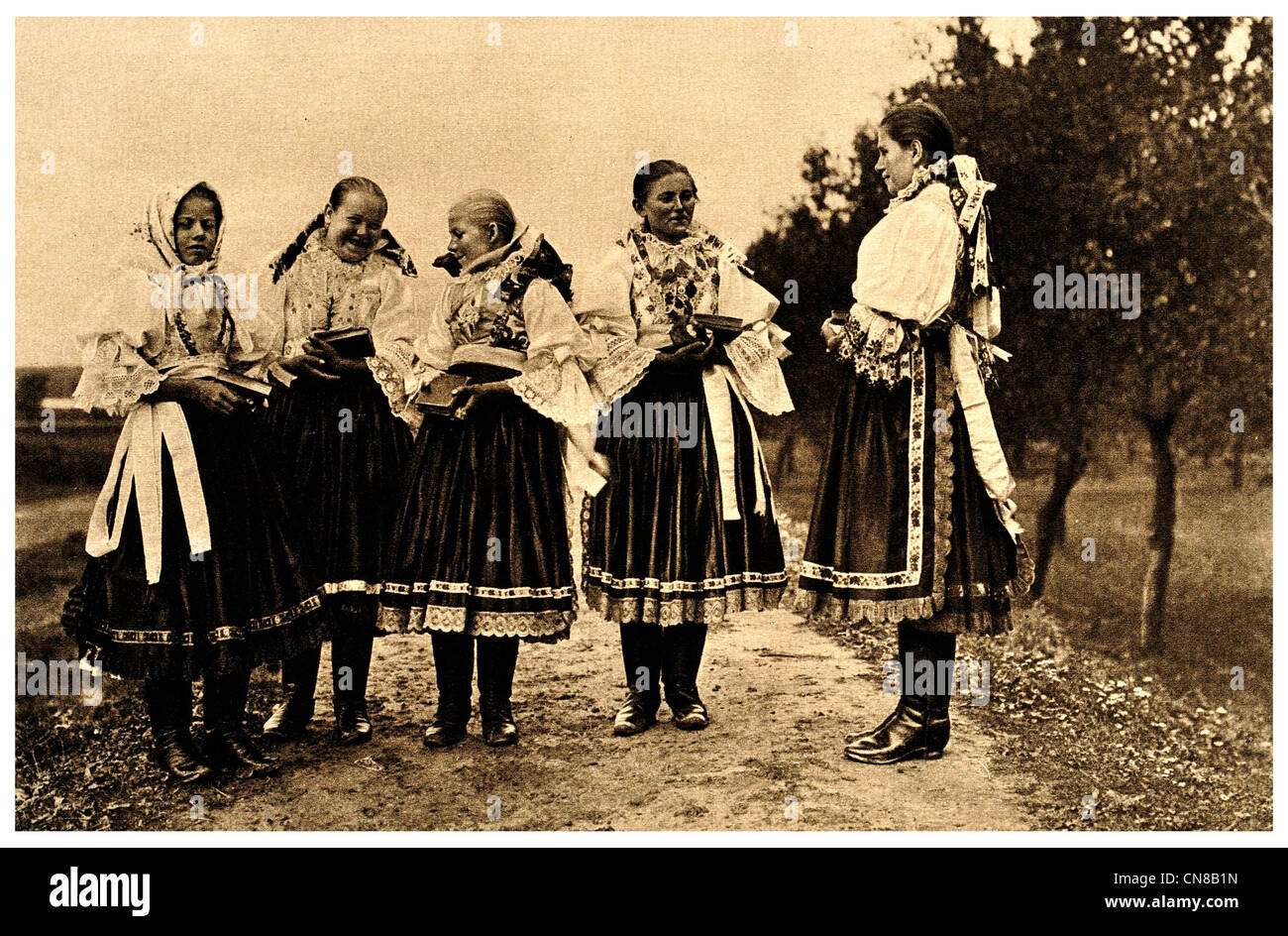 Pubblicato per la prima volta 1914 ragazze slovacca ragazza abiti migliori Foto Stock