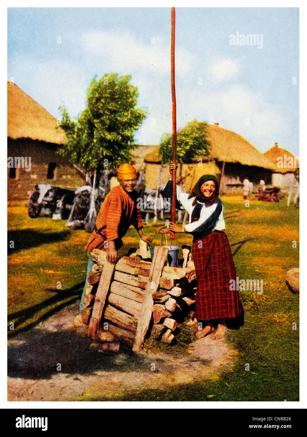 Pubblicato per la prima volta 1914 contadini Russo Tradizionale etnica abiti vestito in costume in corrispondenza di un pozzetto Foto Stock