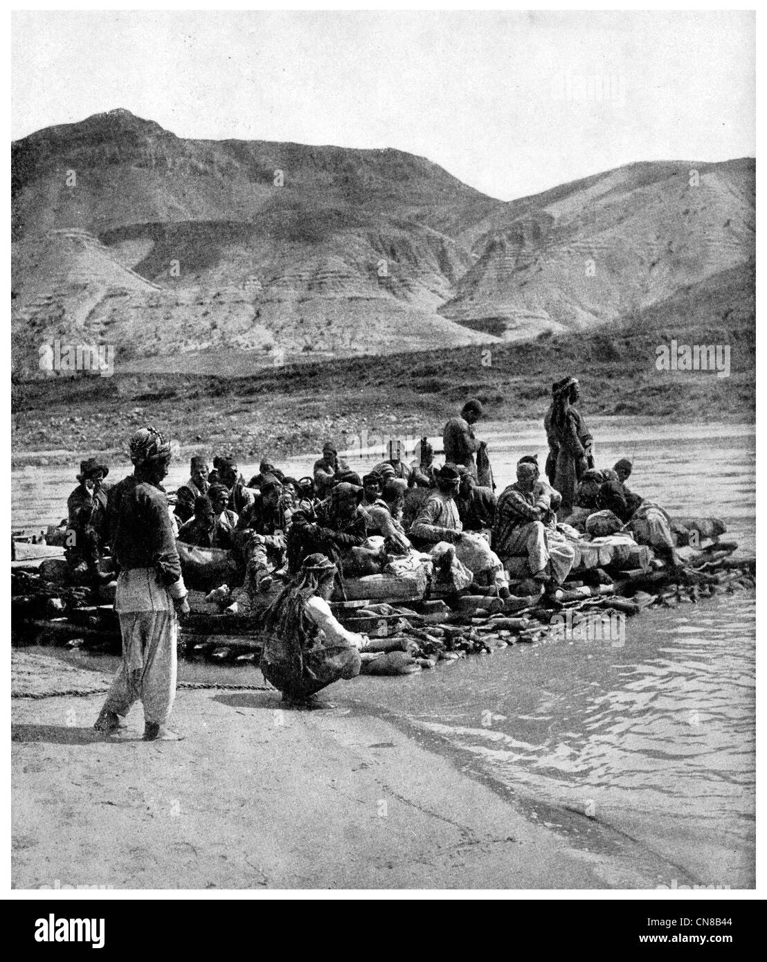 Pubblicato per la prima volta 1914 Fiume Tigri Kelek traghetti passeggeri a Mosul Foto Stock