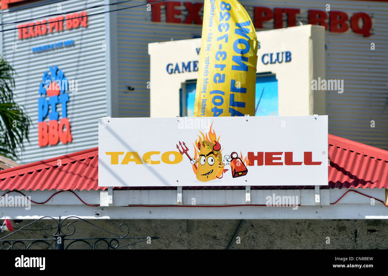 "Taco Hell' restaurant sign in Red Hook su san Tommaso negli Stati Uniti Isole Vergini. Foto Stock