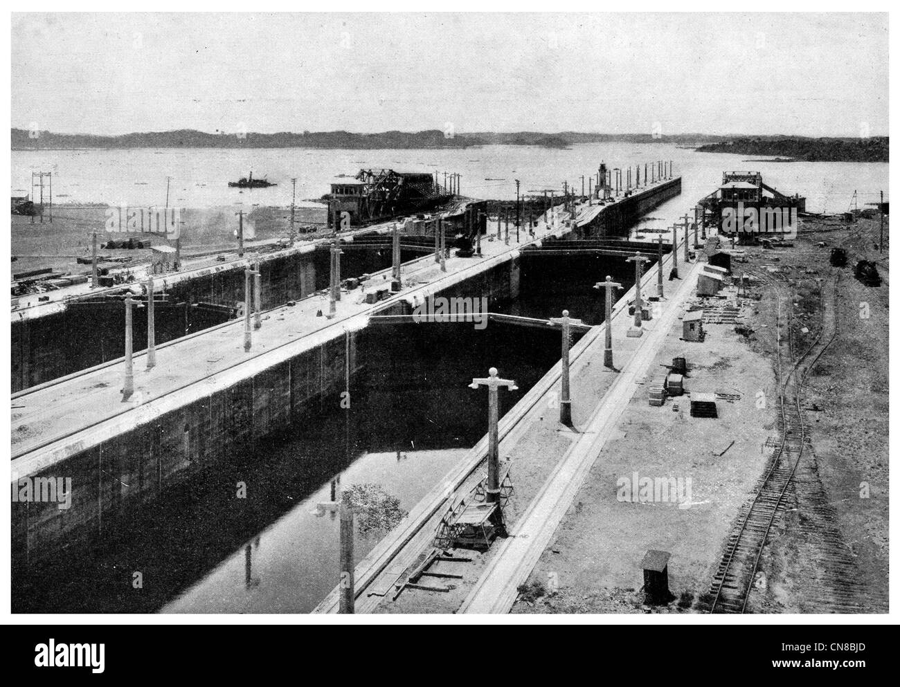 Pubblicato per la prima volta 1914 Serrature Gatun Panama Canal Lago Foto Stock