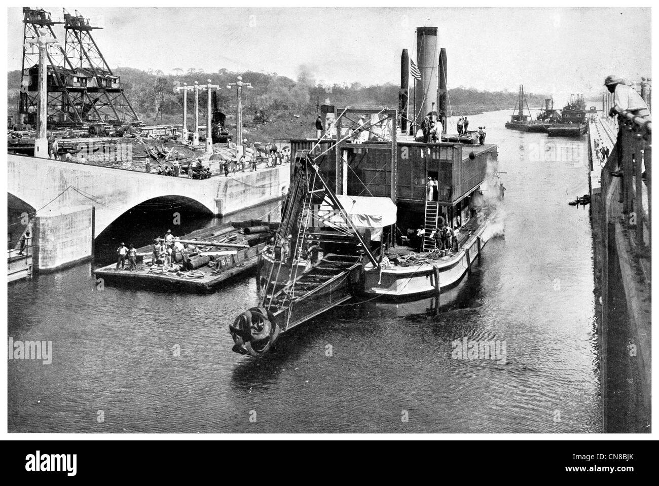 Pubblicato per la prima volta 1914 draga a vapore Gatun bloccare sul Canale di Panama Foto Stock