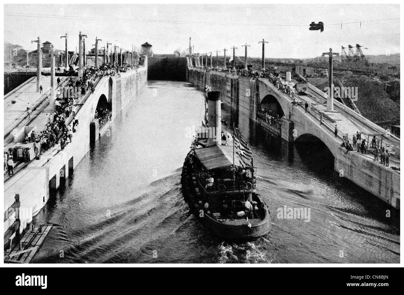 Pubblicato per la prima volta 1913 Sep 26 serrature Gatun Panama Canal prima barca a immettere tug denominato gatun Foto Stock