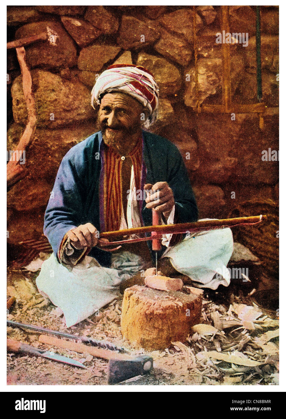 Pubblicato per la prima volta 1914 Palestina Village Carpenter riparazione Coltivatore Aratro agricoltura Foto Stock