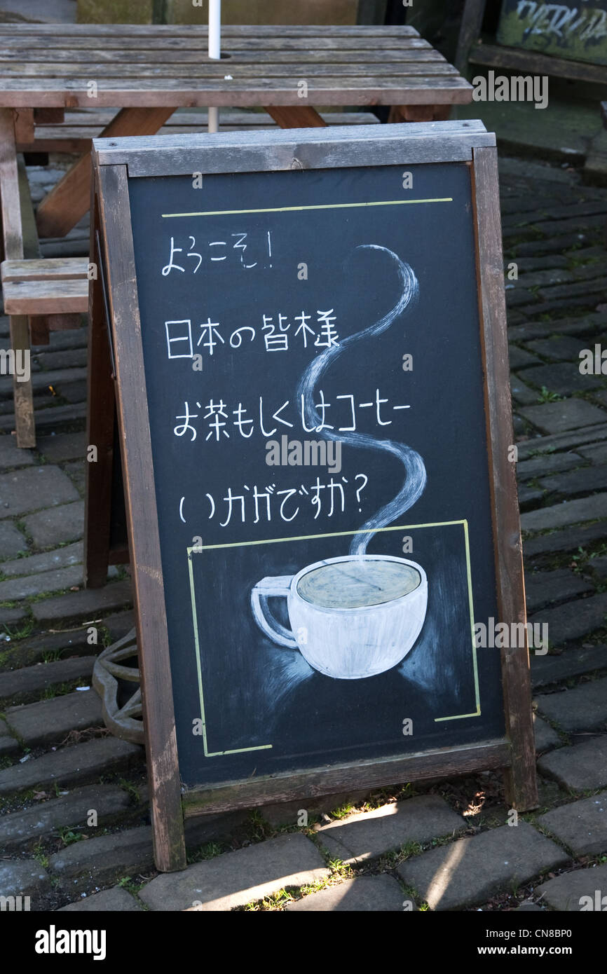 Bevande calde segno, in Giapponese, al di fuori del pub di Haworth, West Yorkshire Foto Stock