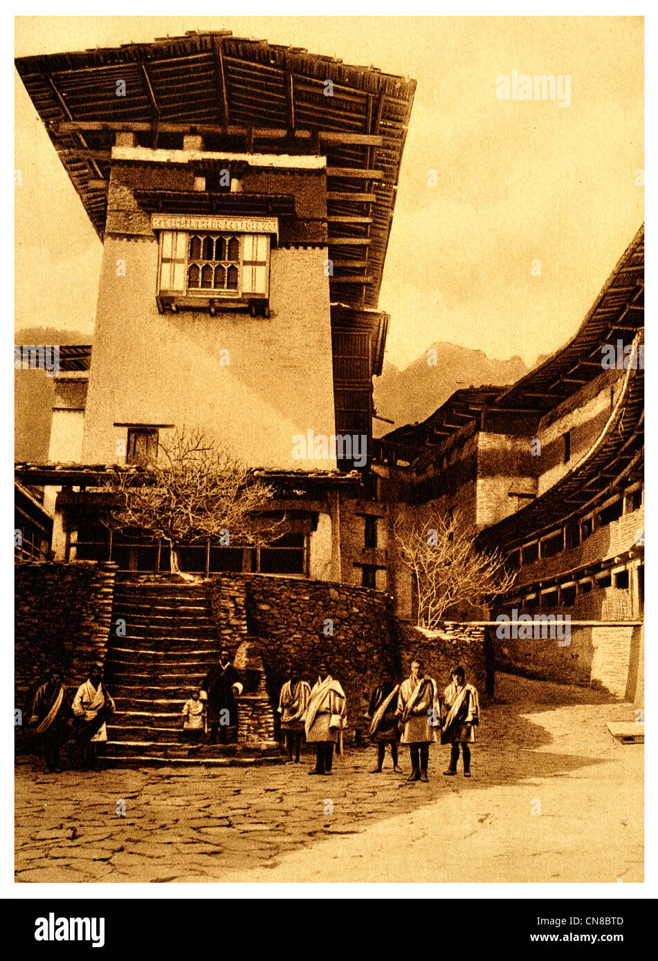 Pubblicato per la prima volta 1914 Duggye Jong castello fortezza del Bhutan cortile cittadella fortezza Dzong asia Foto Stock