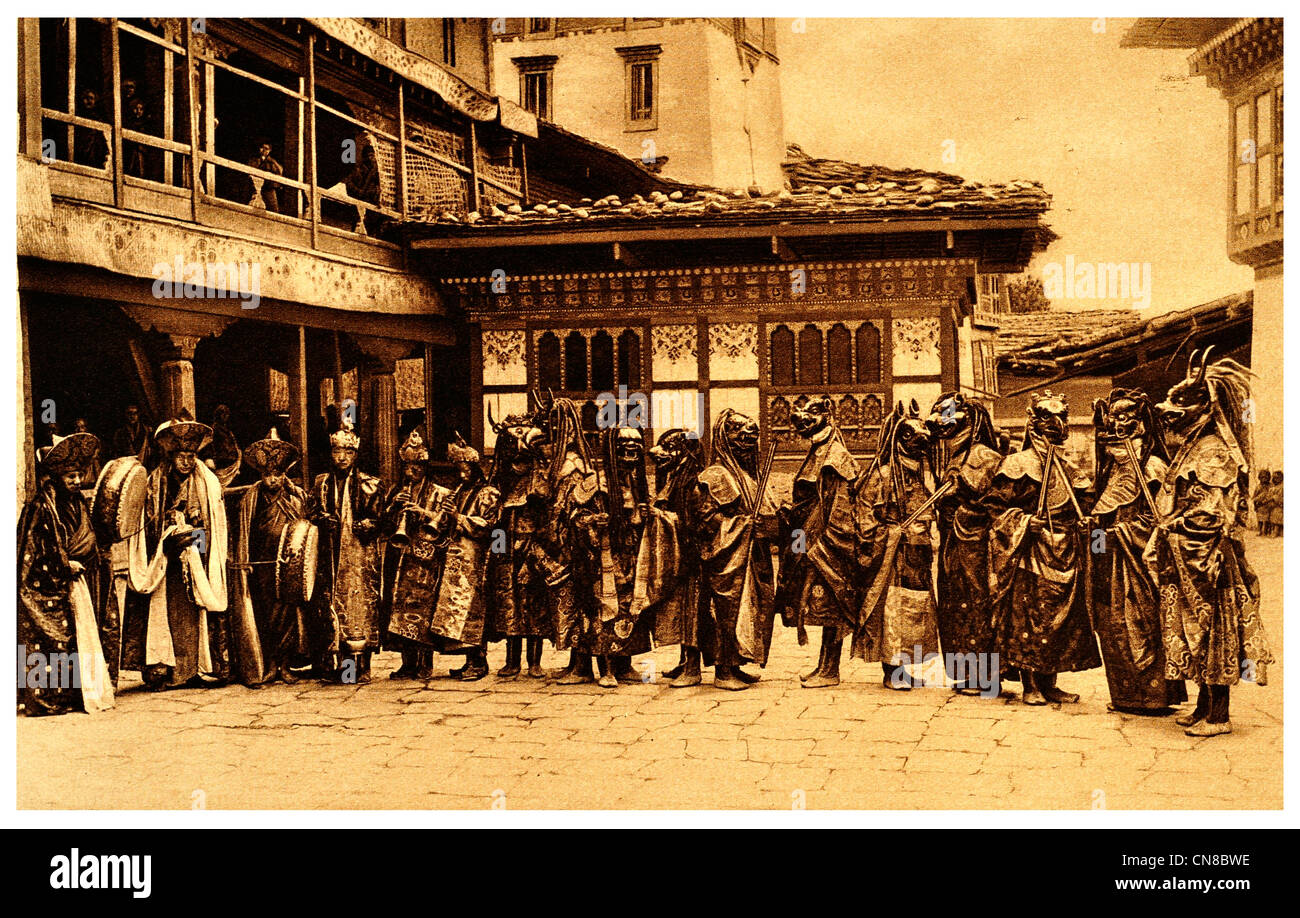 Pubblicato per la prima volta 1914 danzatori mascherati Tongsa trongsa Jong Bhutan lamas danza monaci diavolo il buddismo Foto Stock