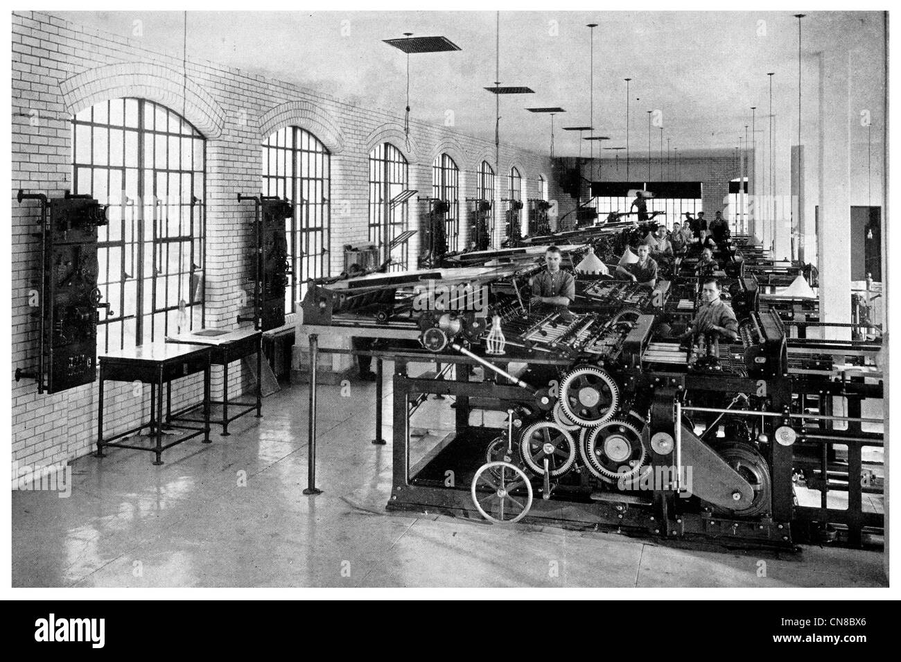 Pubblicato per la prima volta 1914 Stampa rivista macchina stampato stampante stampa meccanica azionata da cinghia Foto Stock