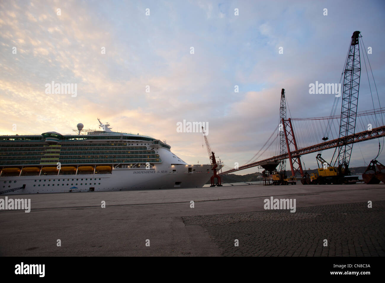 Una nave da crociera attraccata a Lisbona, Portogallo, Porto. Foto Stock