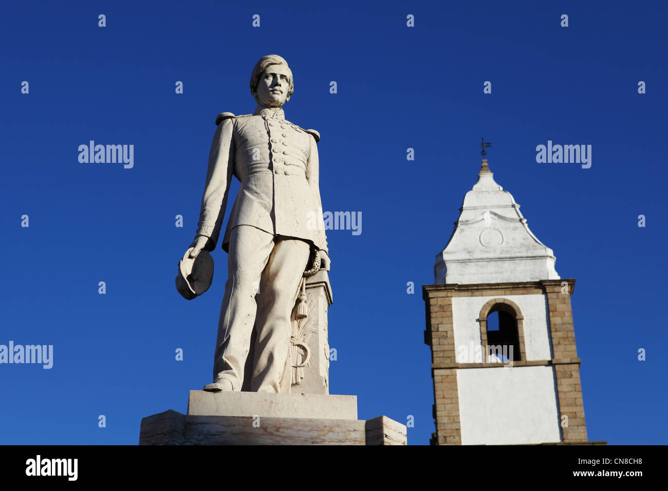 Re Dom Pedro V di Portogallo statua e il campanile a torre di Santa Maria da Devesa chiesa in Castelo de Vide, Alentejo, Portogallo. Foto Stock