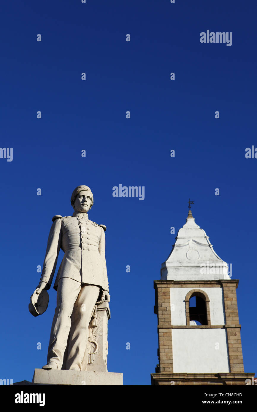 Re Dom Pedro V di Portogallo statua e il campanile a torre di Santa Maria da Devesa chiesa in Castelo de Vide, Alentejo, Portogallo. Foto Stock