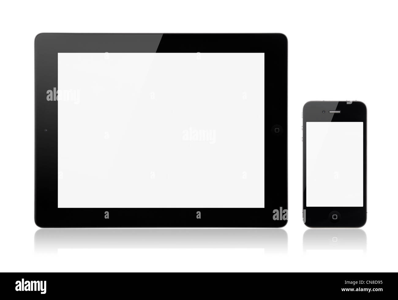 Un nuovo Apple iPad di terza generazione con Apple iPhone 4S su uno sfondo bianco con una schermata vuota. Foto Stock