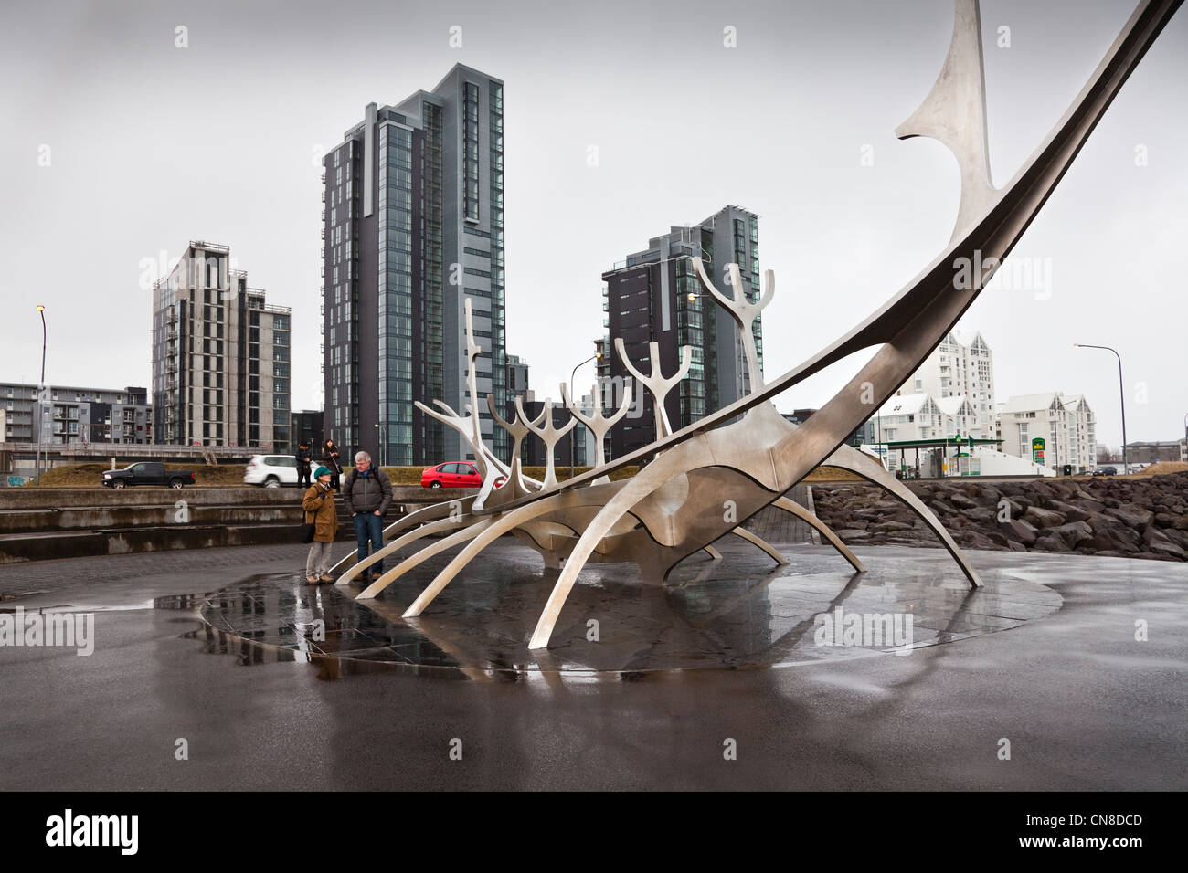 Reykjavik, Islanda. Solfar (Sun Voyager) scultura di Jón Gunnar Árnason. Con il cielo i raschiatori della città dietro. Foto Stock
