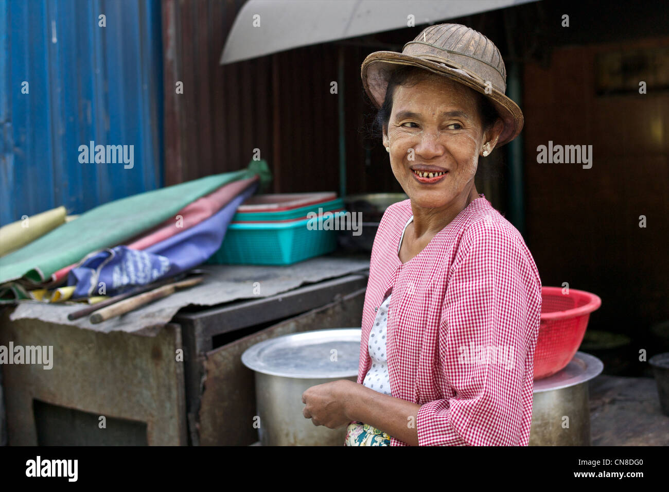 Street ritratto di donna birmano in bambù tradizionale hat e indossando thanaka cosmetica viso Foto Stock