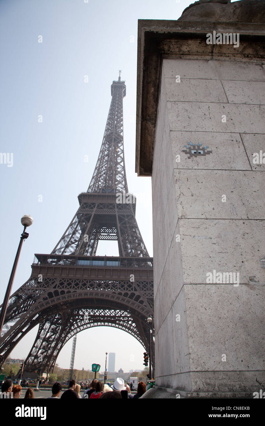 Un arte di strada pezzo da 'spazio invader' di Parigi vicino alla Torre Eiffel. Foto Stock
