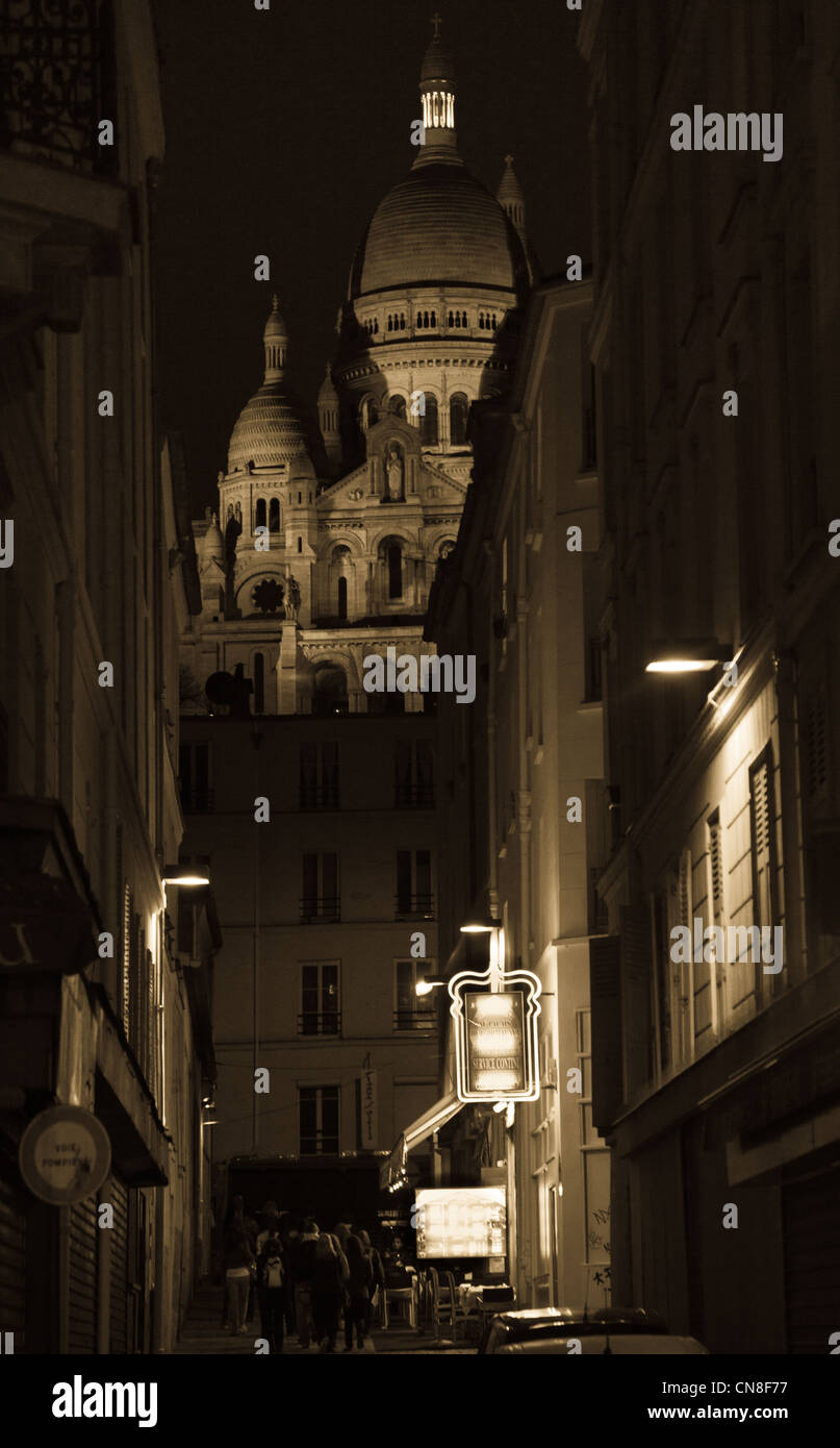 Una foto della basilica del Sacre Coeur presi da un angolo basso la cattura di una strada laterale. Foto Stock