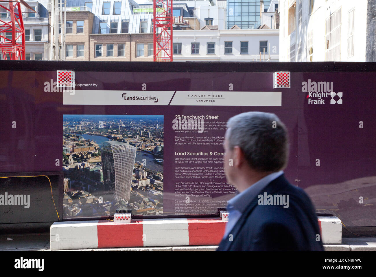 Un passante passeggia accanto alla segnaletica dettagliata per 20 Fenchurch Street nella City of London 2012 Foto Stock