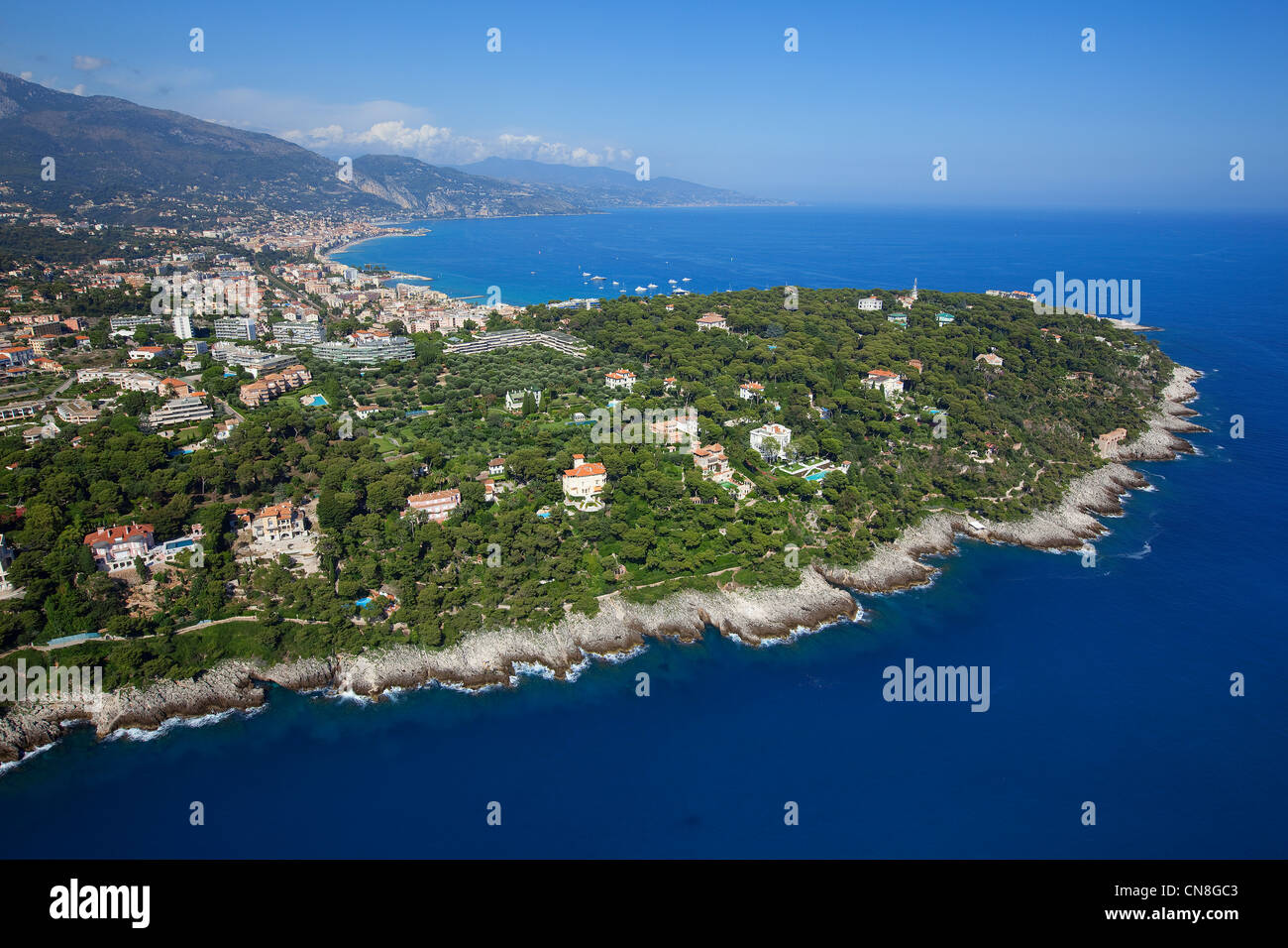 Francia, Alpes Maritimes, Roquebrune Cap Martin, Cap Martin, Menton e Italia in background (vista aerea) Foto Stock