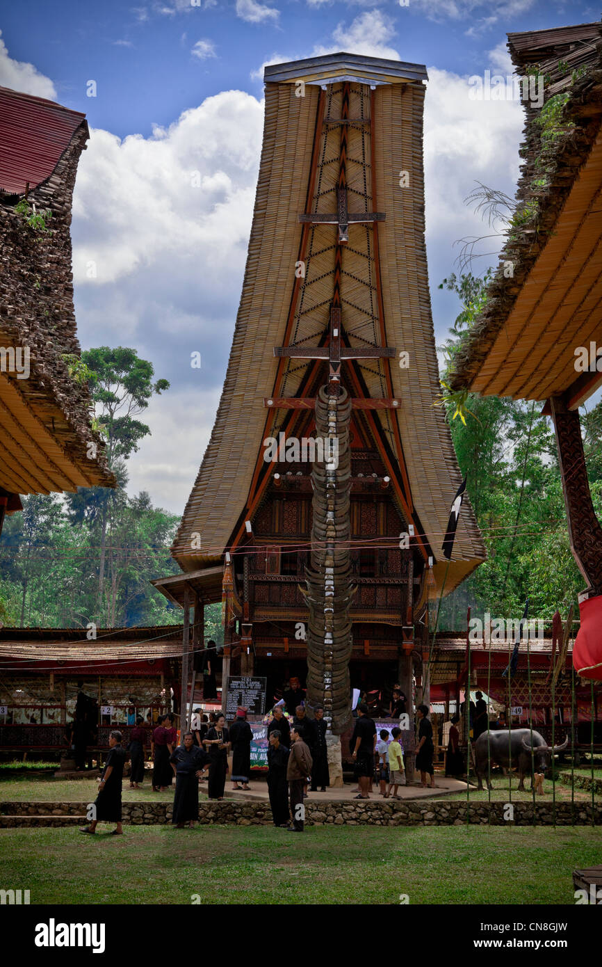 Una casa tradizionale in Tana Toraja. Rantepao, Sulawesi, Indonesia, Pacifico Asia del Sud. Foto Stock