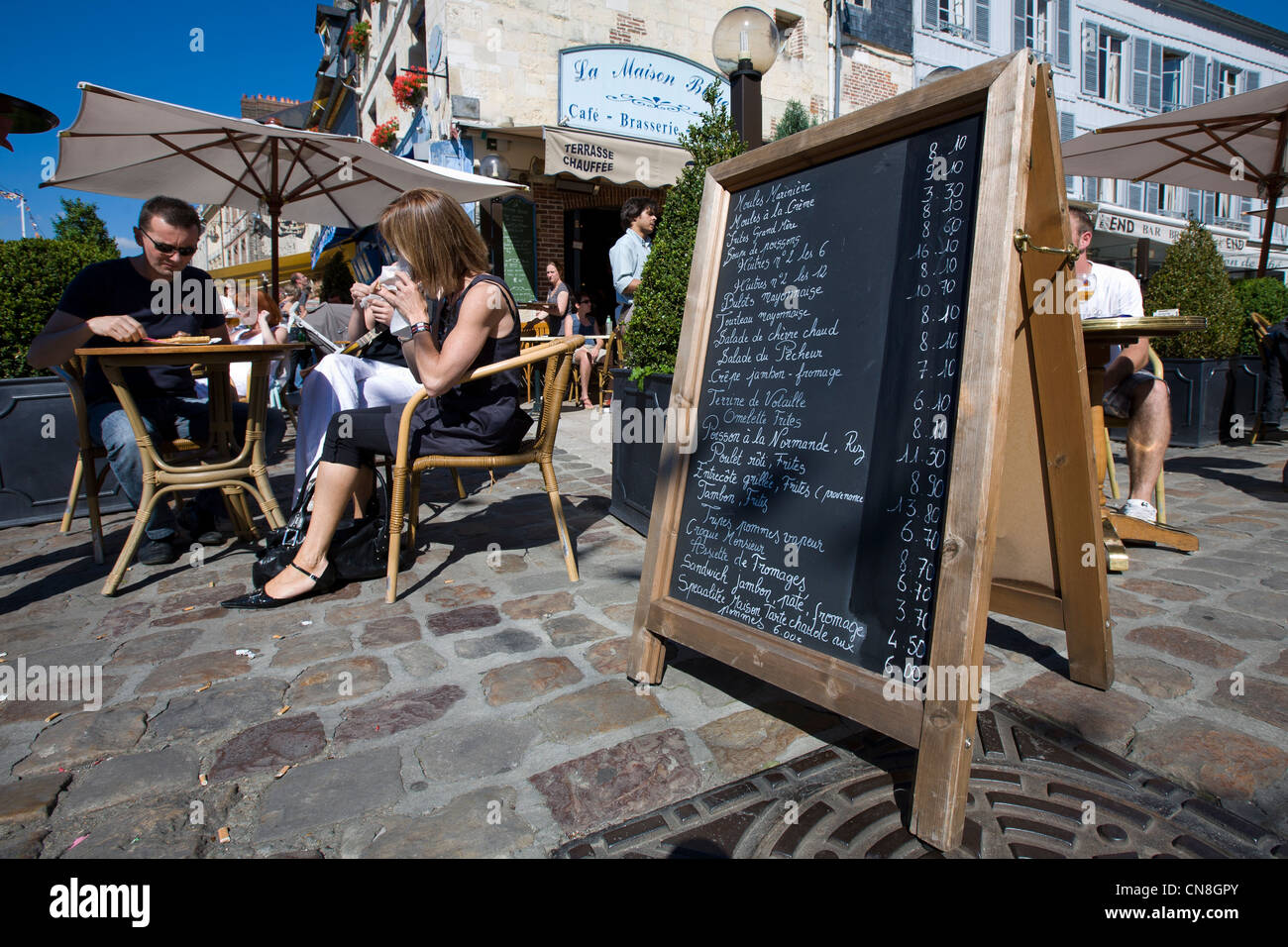 Francia, Calvados, Honfleur, La Maison Bleue ristorante e i clienti seduti sulla terrazza con menu in primo piano Foto Stock