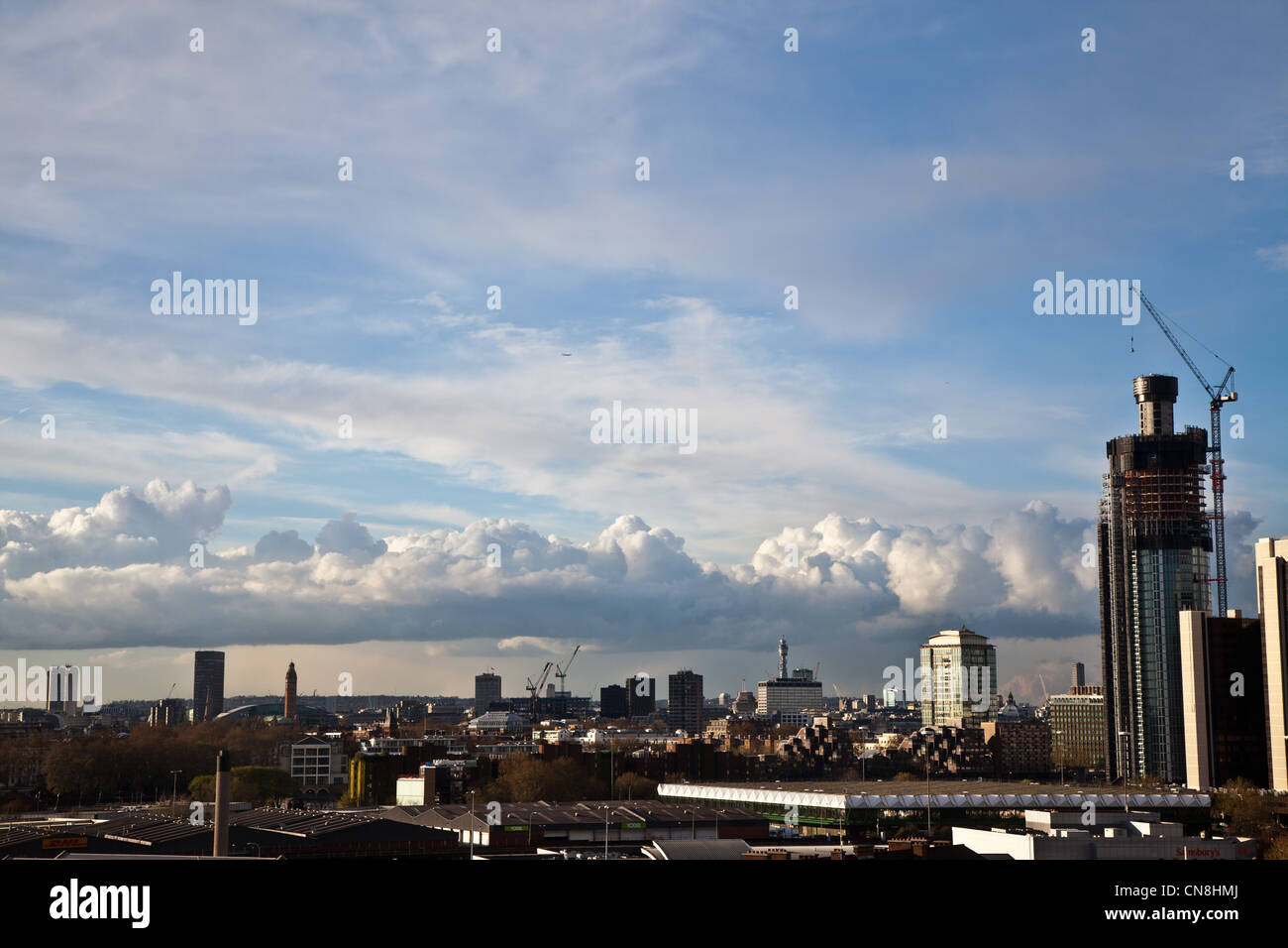 Vista del nuovo edificio torre, uno St George Wharf. Sarà il più alto torre residenziale a Londra. Foto Stock