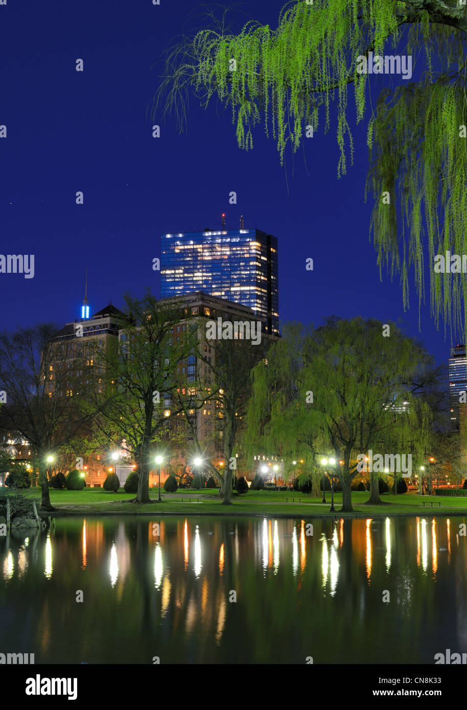 Skyline di Boston, Massachusetts dal Boston Public Garden. Foto Stock
