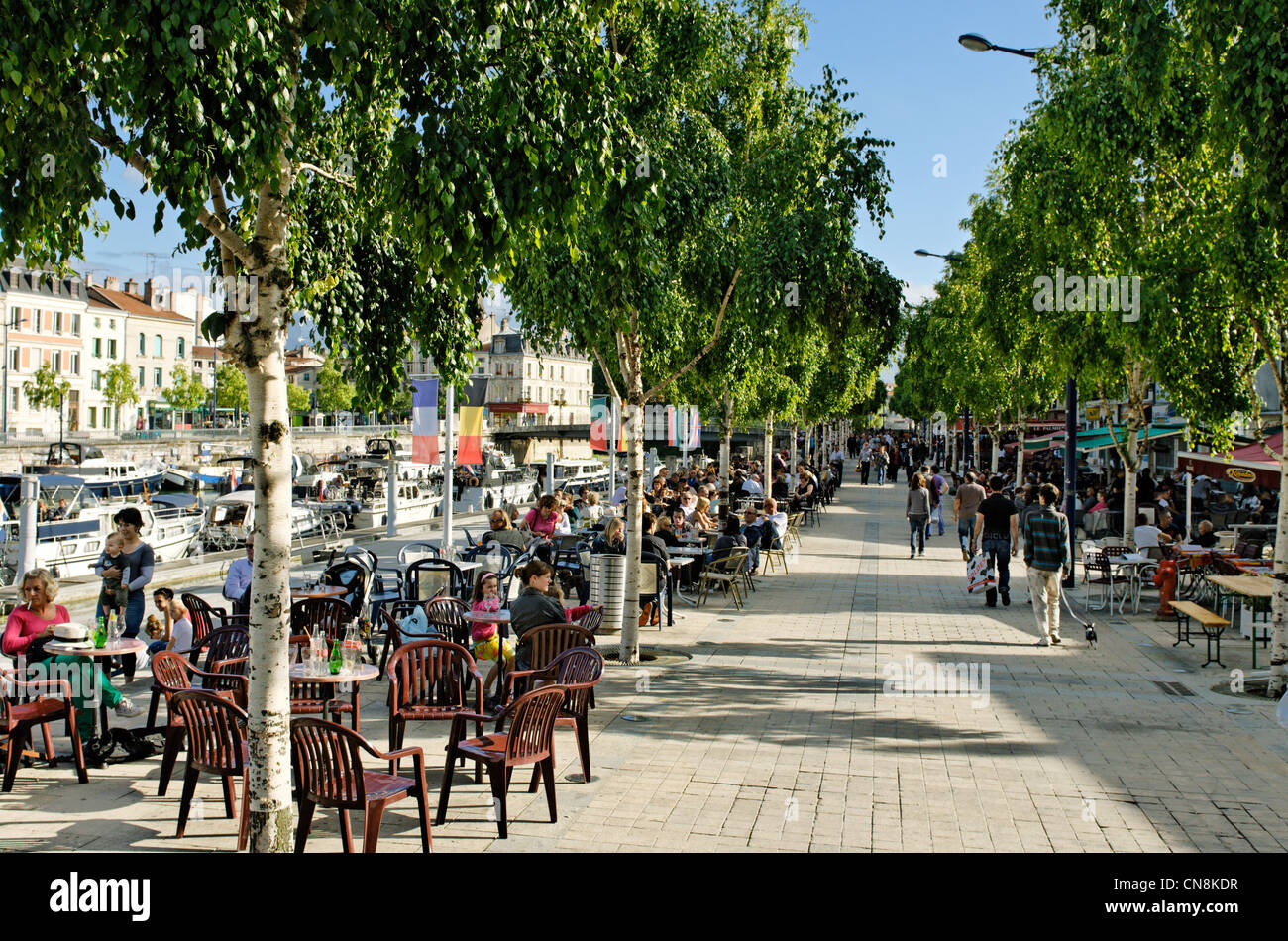 Francia, Meuse, Verdun, Quai de Londres, sidewalk cafe su un sentiero pedonale lungo il fiume Meuse, consumatori seduti intorno Foto Stock