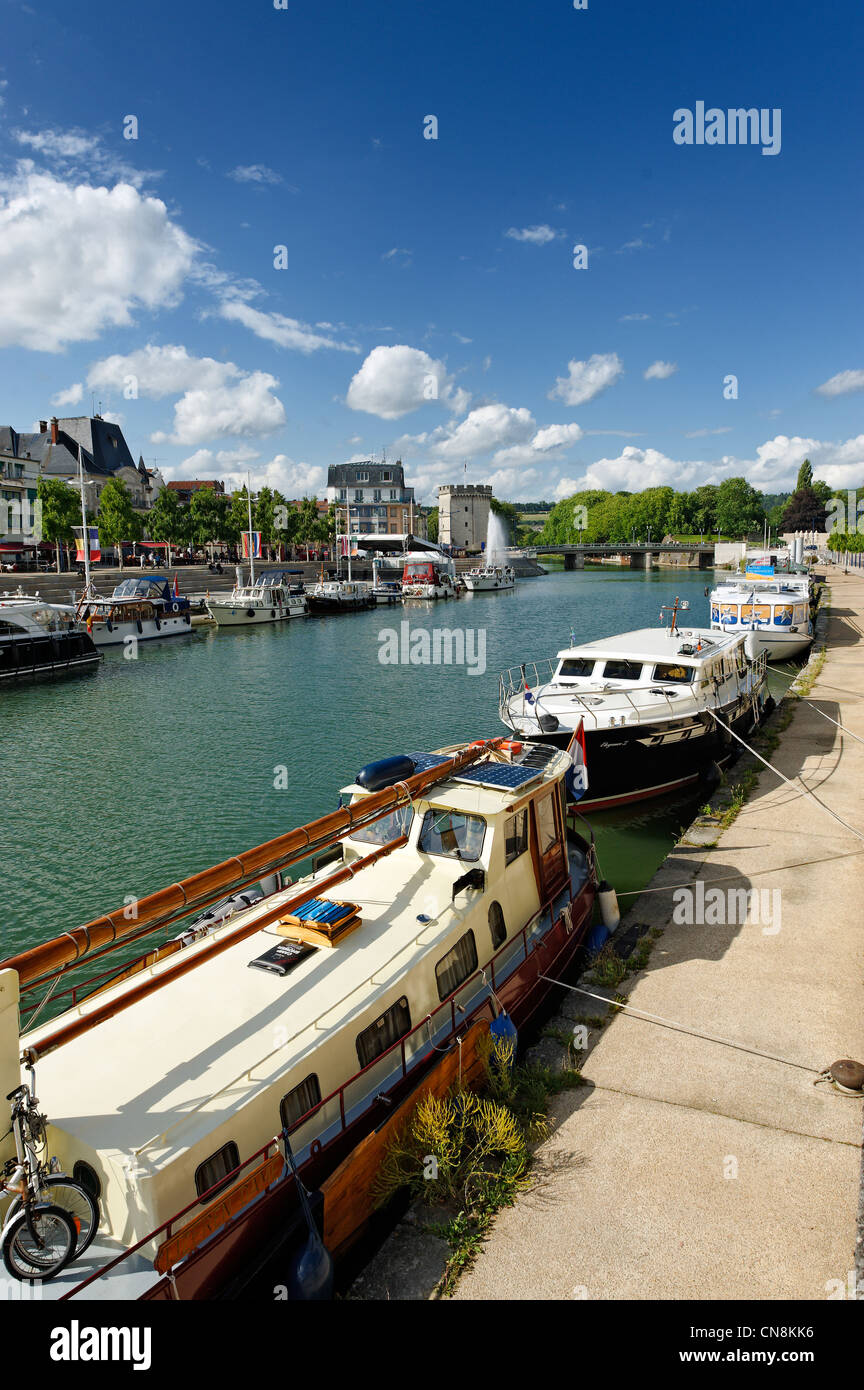 Francia, Meuse, Verdun, Quai de la Republique, turistico barche ormeggiate nella parte anteriore del Quai de Londres sul Fiume Mosa Foto Stock