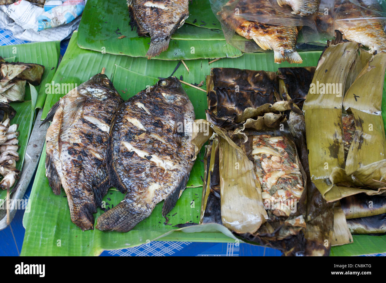 Pesce barbecue, avvolto con banana lasciare, cibo tailandese settentrionale, tilapia, Chiang mai, Thailandia Foto Stock
