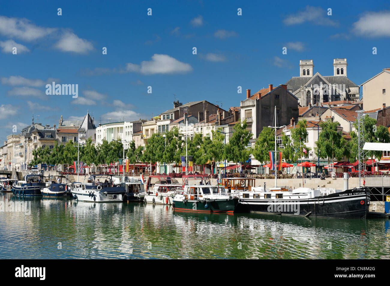 Francia, Meuse, Verdun, imbarcazioni turistiche ormeggiato sul Quai de Londres visto da Quai de la Republique Foto Stock