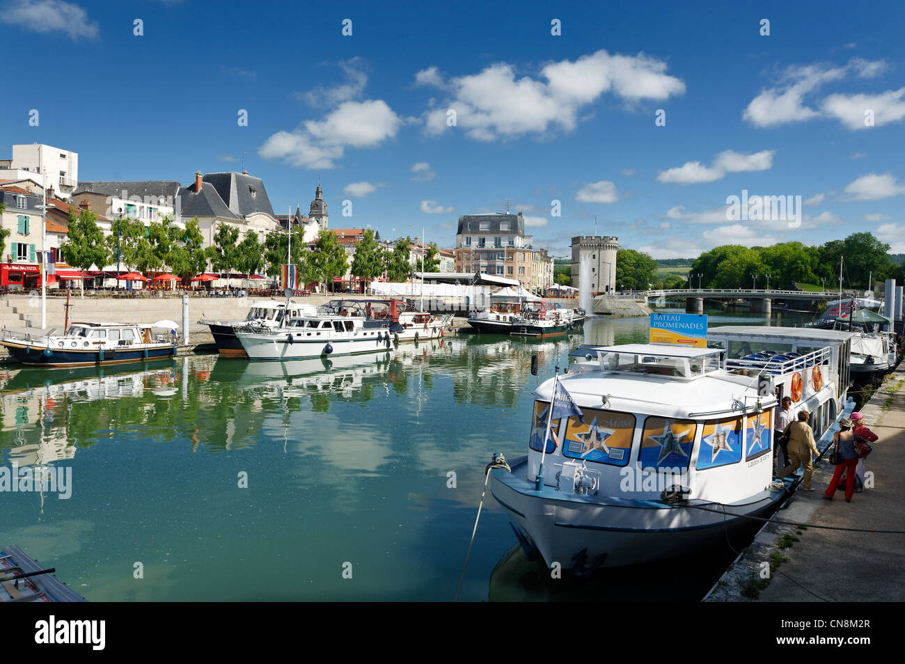 Francia, Meuse, Verdun, Quai de la Republique, turistico barche ormeggiate nella parte anteriore del Quai de Londres Foto Stock
