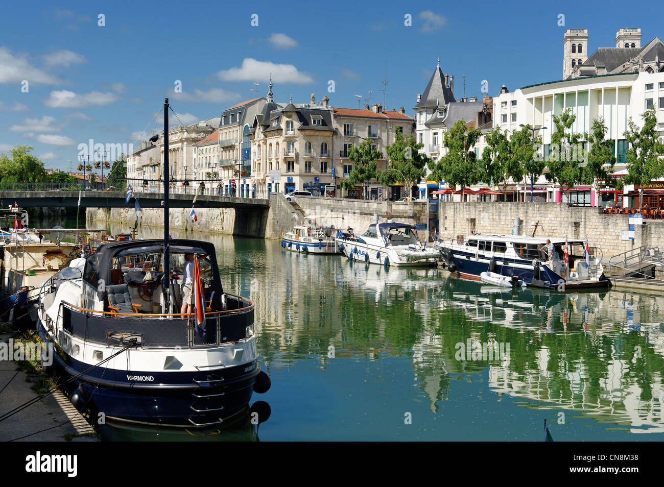 Francia, Meuse, Verdun, Quai de la Republique, turistico barche ormeggiate nella parte anteriore del Quai de Londres Foto Stock