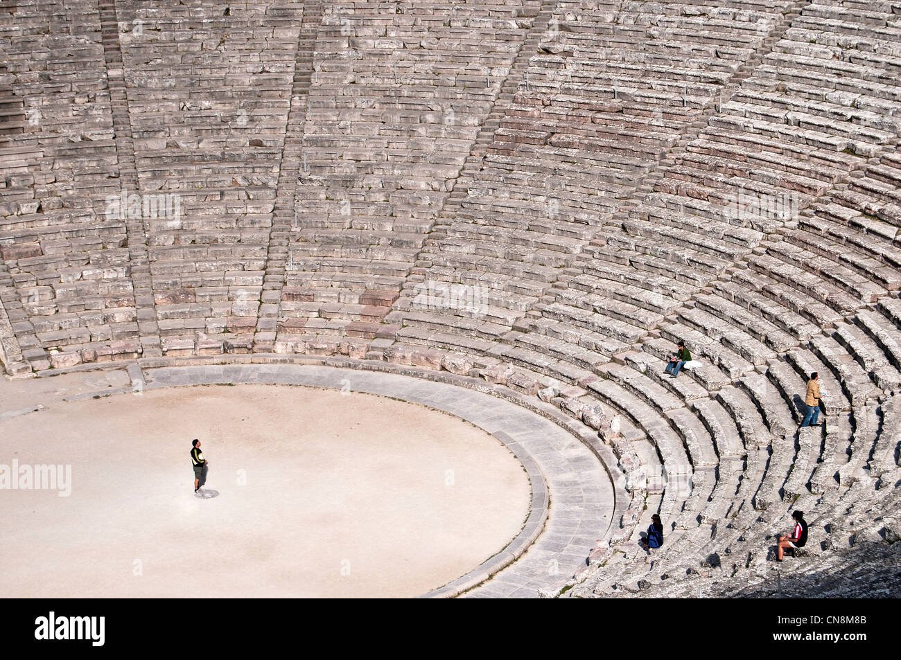 Epidauro , il famoso e antico classico teatro greco con eccezionale  acustica, costruita 4 secolo BC- Peloponneso, Grecia Foto stock - Alamy