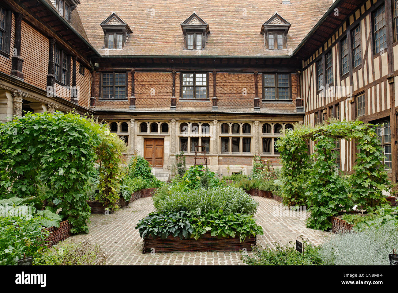 Francia, Aube, Troyes, Hotel de Mauroy Mansion, il Musee de l'outil et de la Pensee Ouvriere (attrezzo museo), giardino medievale nel Foto Stock