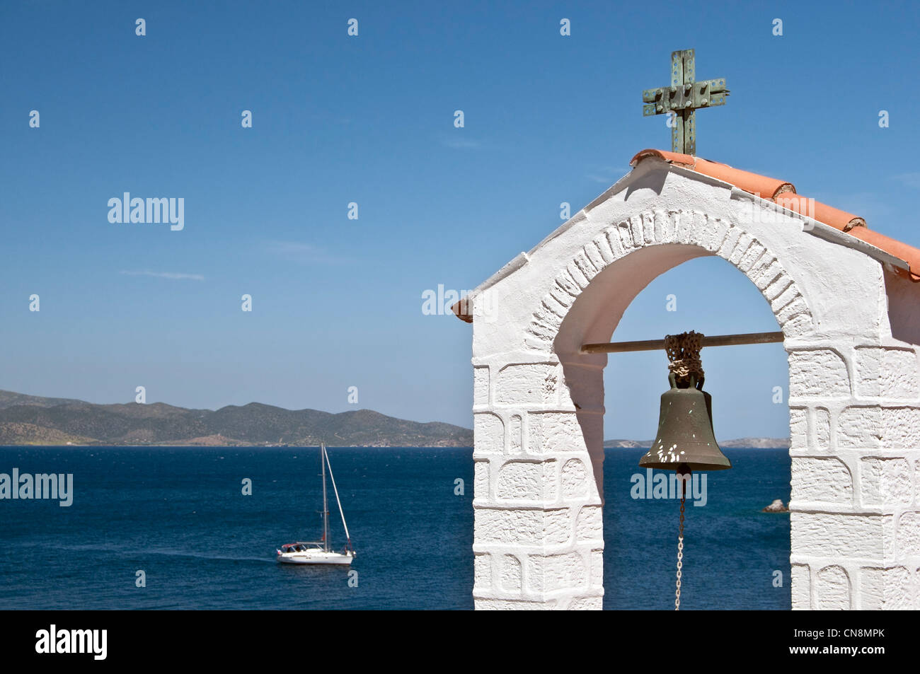 Hydra Island, Grecia- torre campanaria sullo sfondo del mare blu e yacht Foto Stock