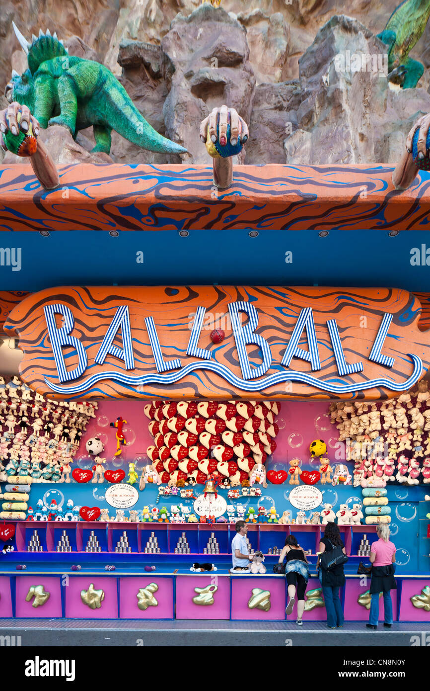 Austria, Vienna Prater, una fiera del divertimento sin dal 1897, cocco timido stand, un gioco risalente al medioevo Foto Stock