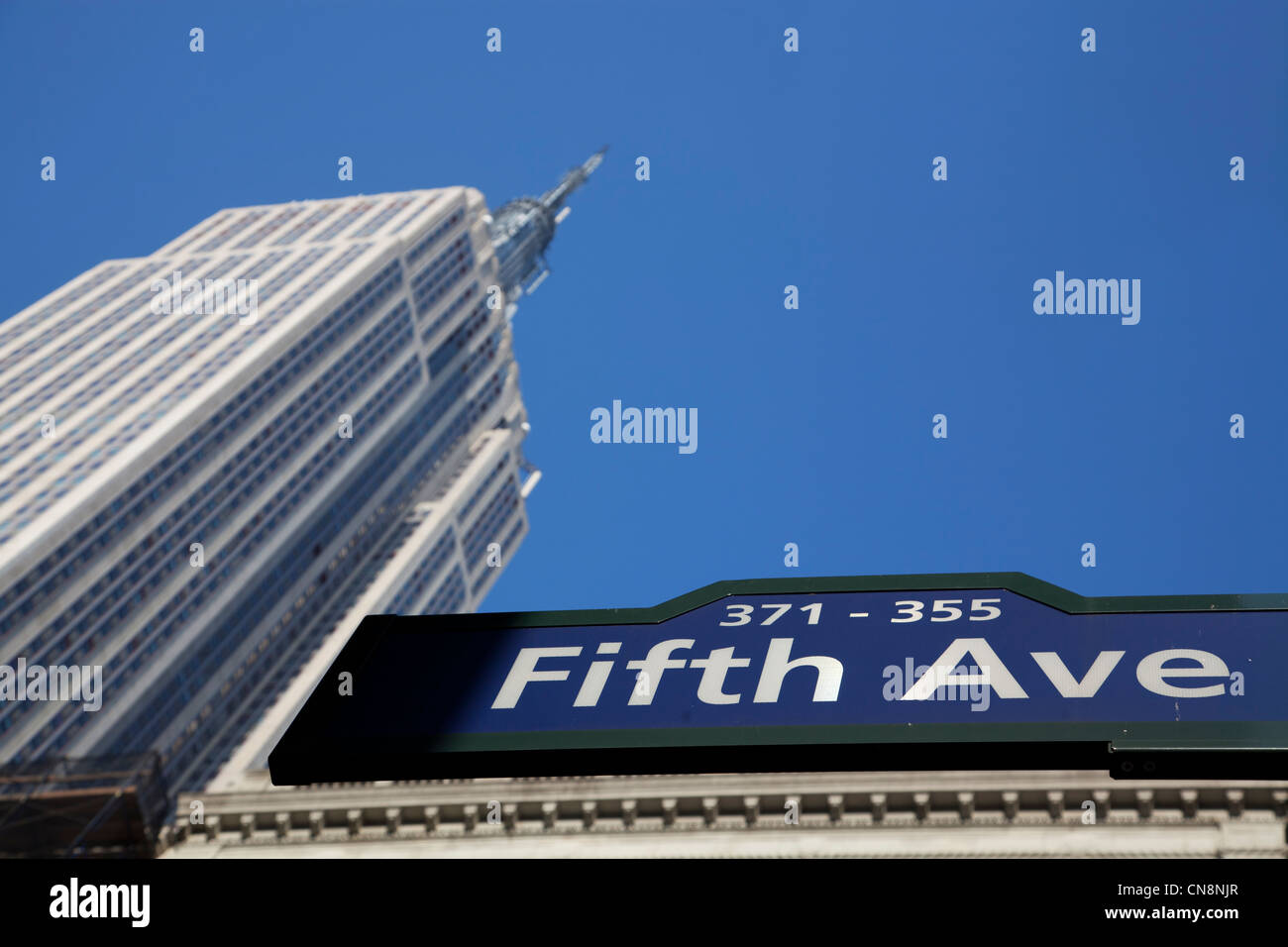 Fifth Avenue un cartello stradale con l'Empire State Building in background in Manhattan, New York City Foto Stock