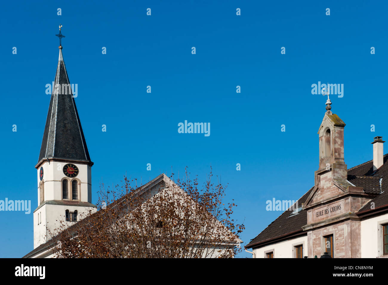 Francia, Bas Rhin, Sundhouse, la torre campanaria della chiesa e della scuola Foto Stock