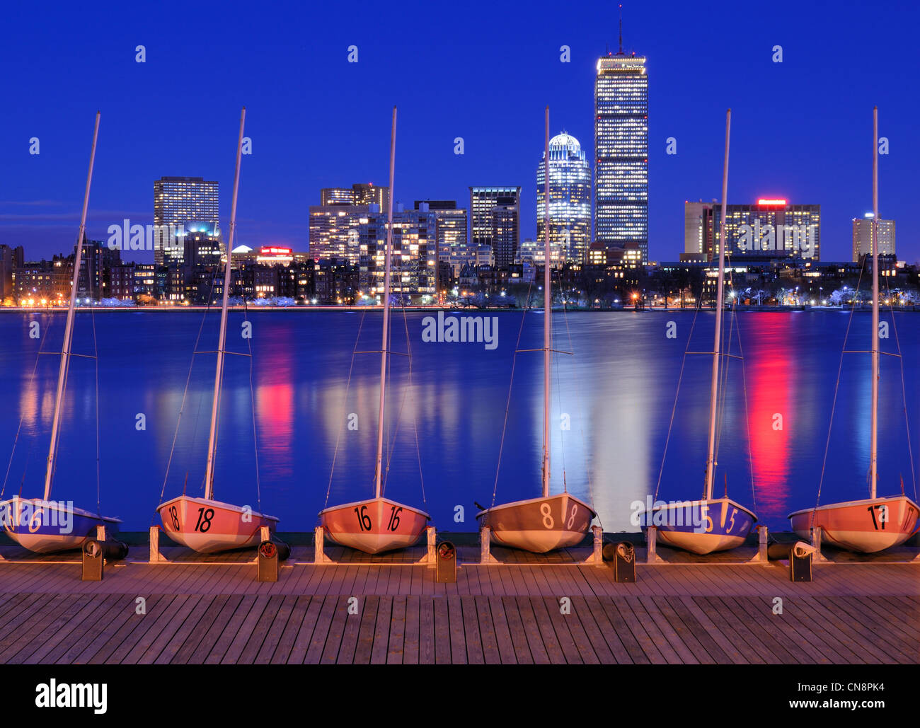 Barche ormeggiate contro il Cityscape di Back Bay di Boston, Massachusetts, STATI UNITI D'AMERICA dal fiume Charles. Foto Stock
