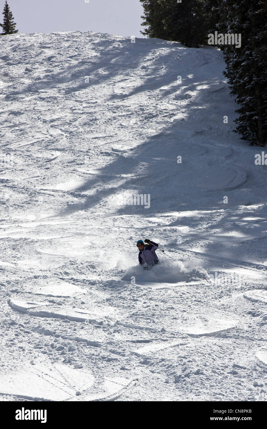 Sciatore a Monarch Mountain Ski & Snowboard resort sulla Continental Divide in Colorado, STATI UNITI D'AMERICA Foto Stock