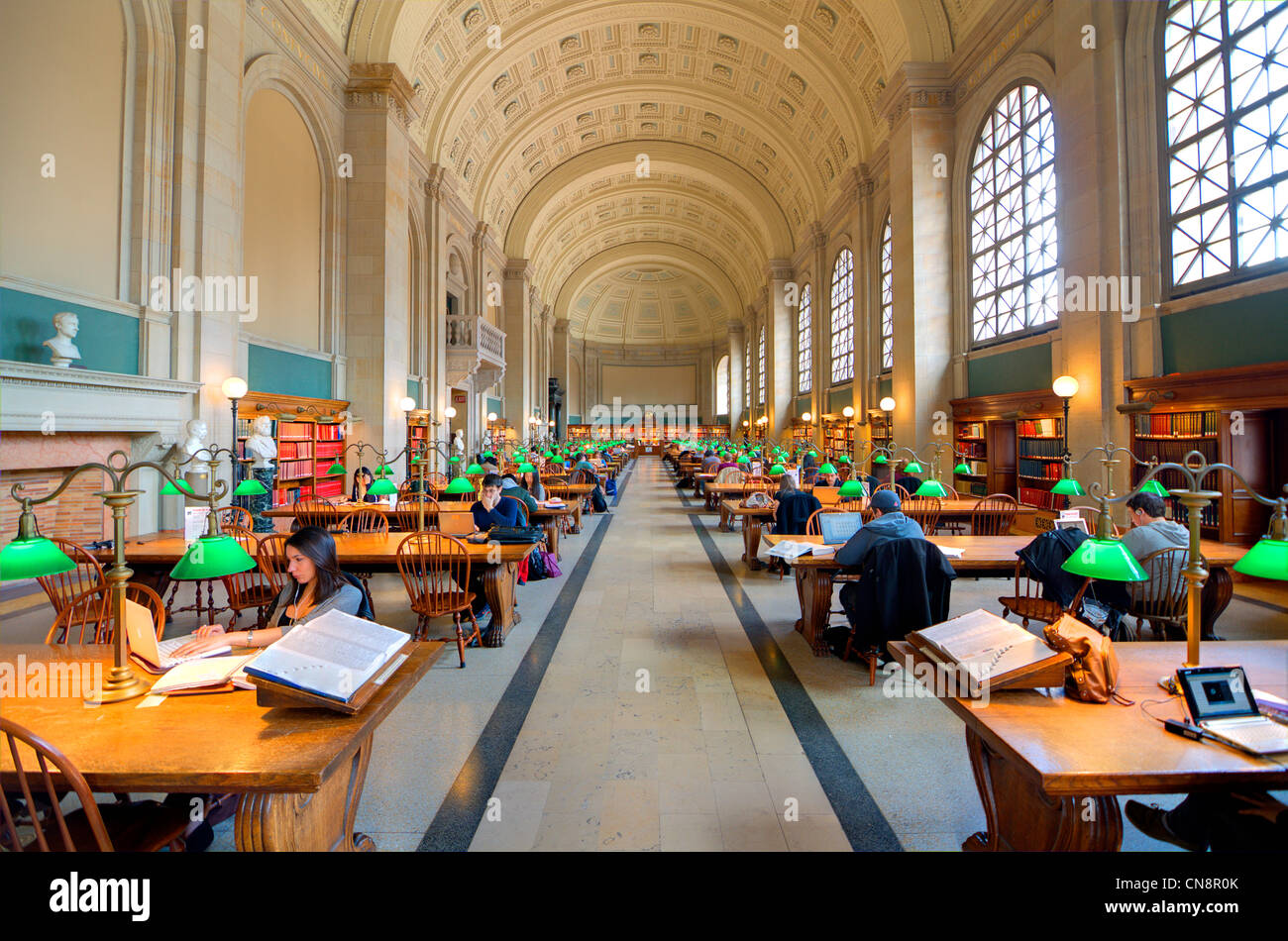 Visitatori sfogliare in materiali a Bates Hall di Boston Public Library, il più antico pubblicamente libreria finanziato negli Stati Uniti. Foto Stock