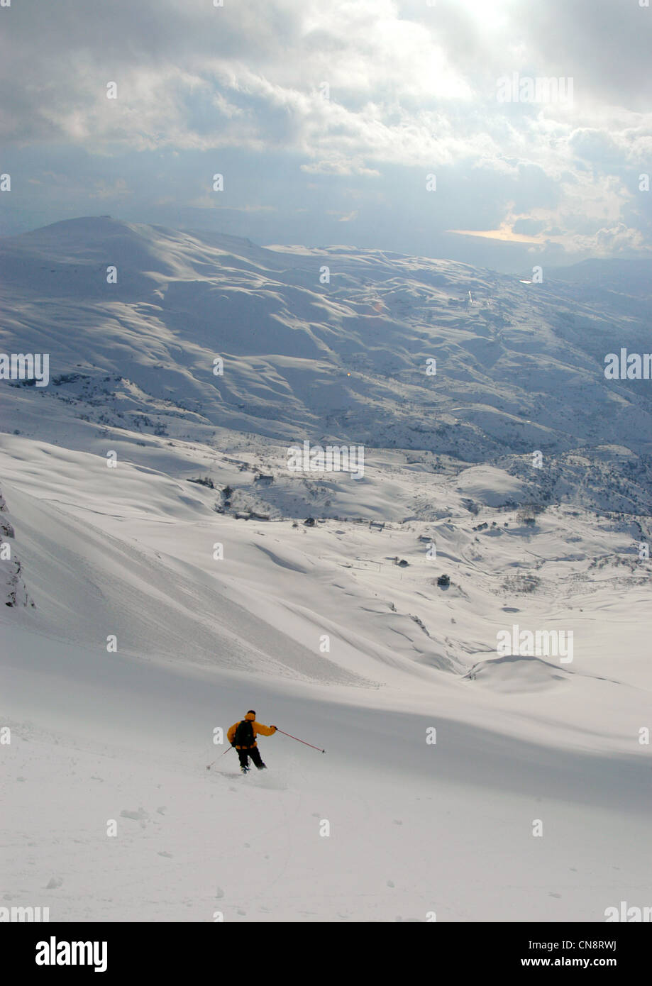 Il Libano, Monte Libano, Jabal Sannine Mountain Range, backcountry sciatore durante la discesa di Sannine lato ovest Foto Stock