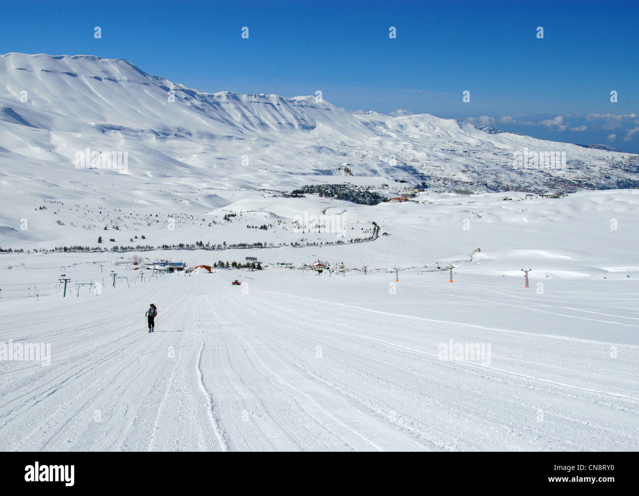 Il Libano, Monte Libano, Les Cedres ski resort, sciatore ascendenti lungo le piste da sci Foto Stock