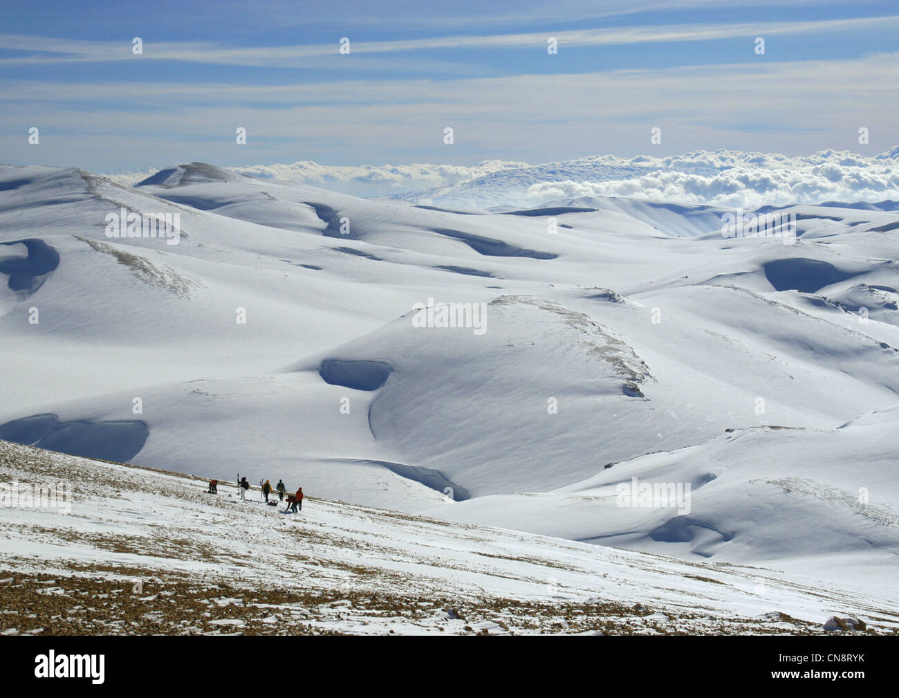 Il Libano, Monte Libano, sciatori Qornet ascendente come Saouda (3088 m), la vetta più alta del paese Foto Stock